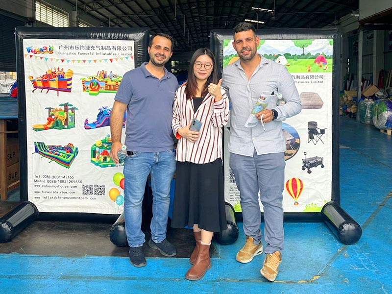 Un cliente español visitó Guangzhou Funworld Inflatables Limited el 20 de marzo de 2025.