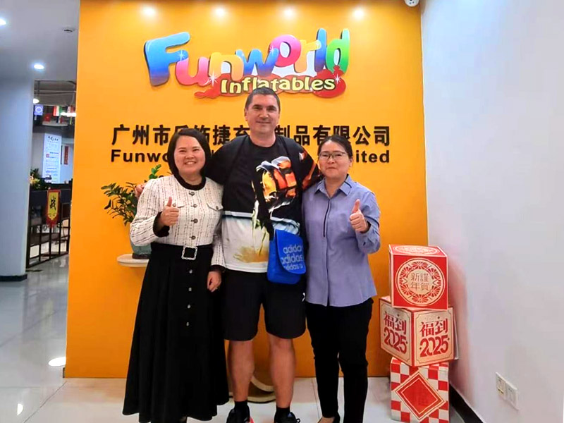 Un cliente croata visitó Guangzhou Funworld Inflatables Limited el 26 de marzo de 2025.