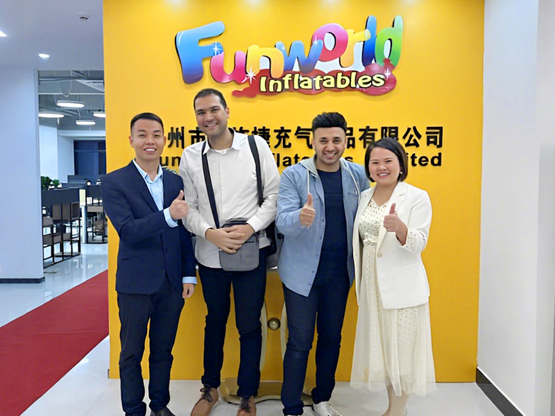 Un cliente de Oriente Medio y Egipto visitó Guangzhou Funworld Inflatables Limited en septiembre de 2019.