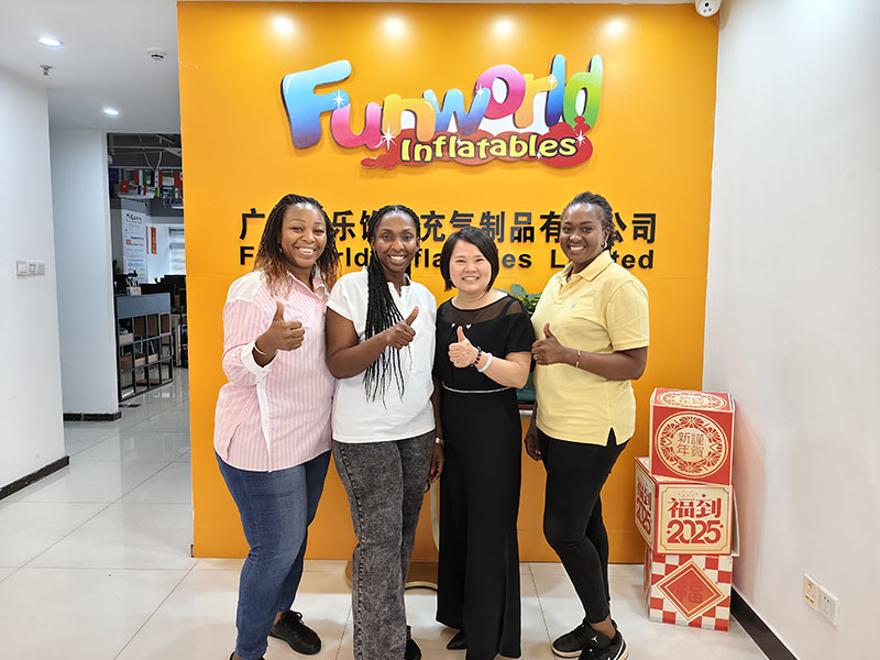 Nuestro cliente de Costa de Marfil visita Guangzhou Funworld Inflatables Limited