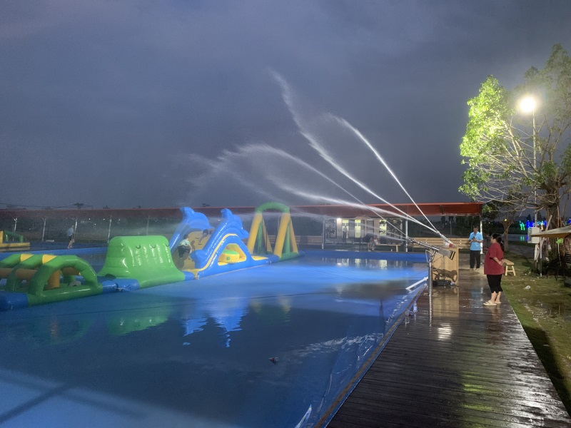 Parque acuático inflable comercial alegre al aire libre