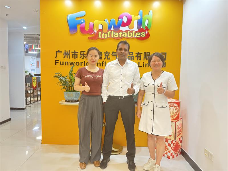 Los clientes de Sri Lanka nos visitaron para construir una casa inflable comercial con tobogán acuático.