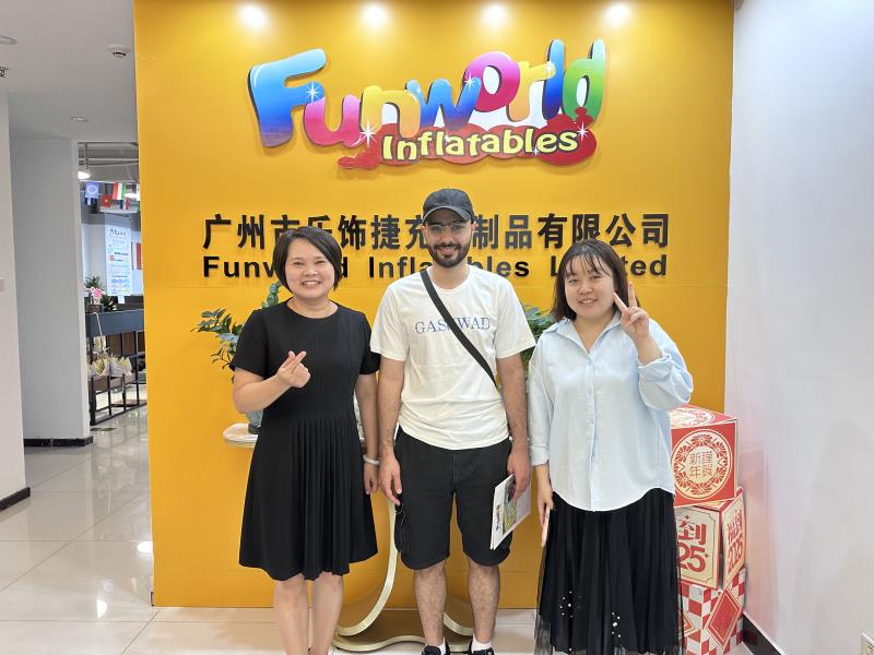 Los clientes kuwaitíes investigan en profundidad nuevas oportunidades de negocio para el castillo inflable de gran obstáculo para niños.