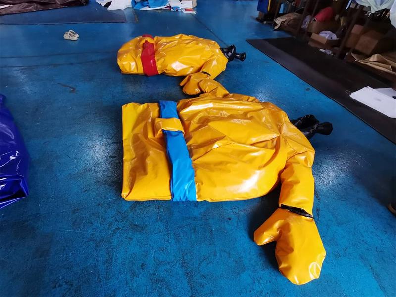 Ambiente festivo y alegre. Grandes trajes de sumo inflables harán de tus momentos más felices.
