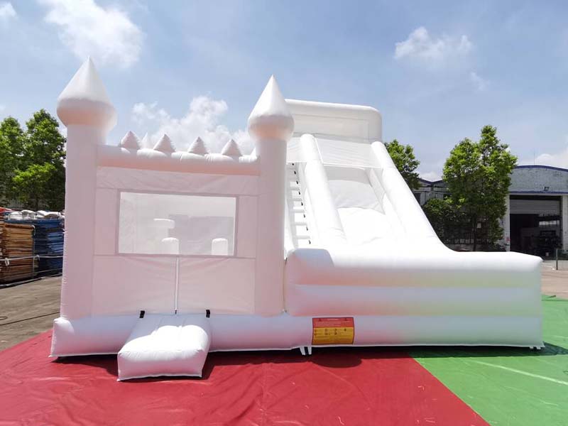 Castillo inflable blanco de calidad comercial con tobogán y pared de escalada