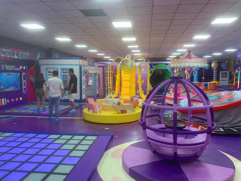 Parque infantil comercial interior: un paraíso colorido de juegos y aventuras inolvidables para los niños.