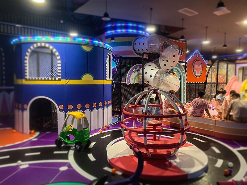 Una fusión mágica de parque infantil interior y parque acuático inflable.