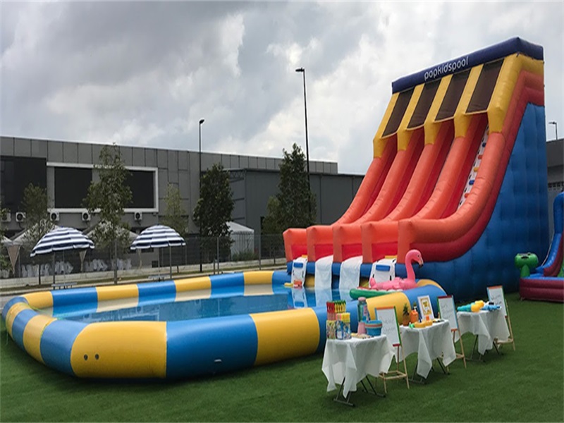 Tobogán acuático inflable gigante comercial de Malasia con piscina