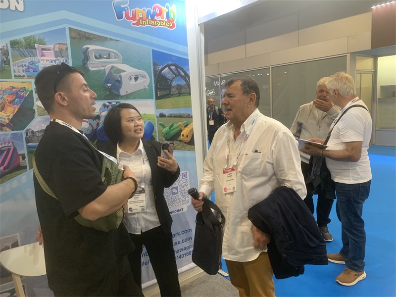 IAAPA EXPO EUROPE Barcelona 2025 Exposición de gran pista de obstáculos profesional con castillo hinchable