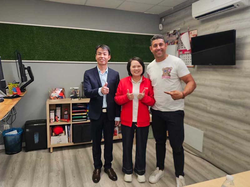 Visita a clientes en España. Fiesta infantil en el jardín con tobogán acuático hinchable.