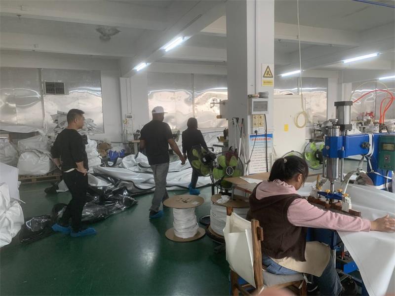 Visita de un cliente a una carpa para bodas con atrio de aluminio blanco con capacidad para 300 a 500 personas.