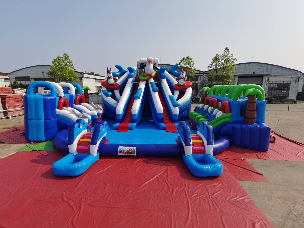 Parque acuático inflable multicolor con temática de animales: ¡un debut espectacular para un verano refrescante!