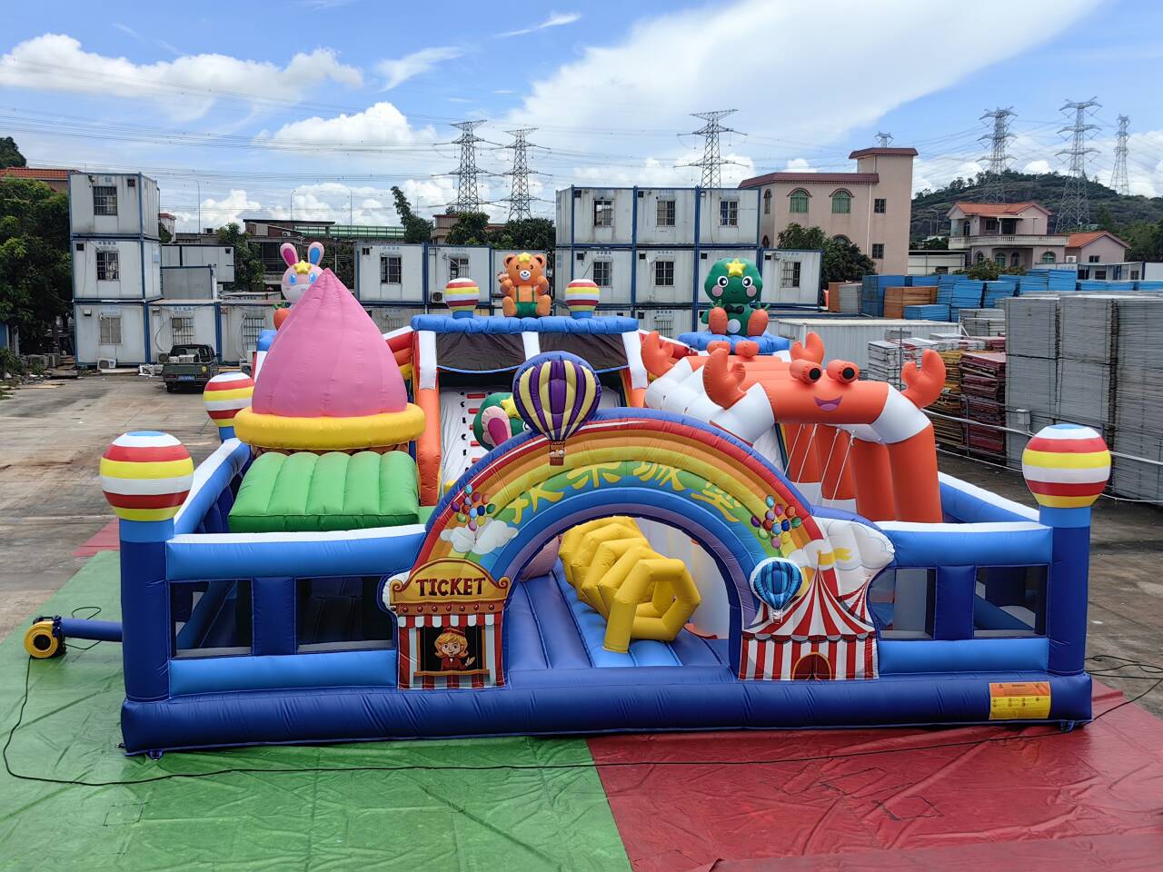Parque infantil hinchable Fun City: una atracción comercial de gran rentabilidad con temática de carnaval.
