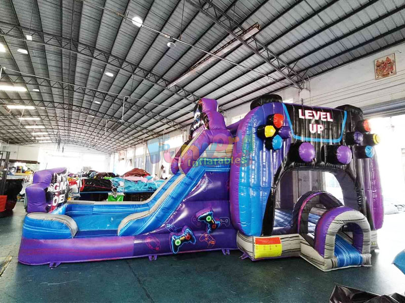 Eleva la diversión de tu evento con el tobogán inflable combinado Level-Up, con temática de juegos.