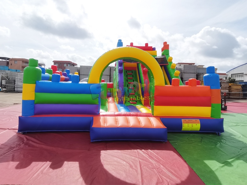 Parque infantil hinchable con tobogán y bloques de Lego: ¡Lleva la diversión de construir con bloques a tu próximo evento!