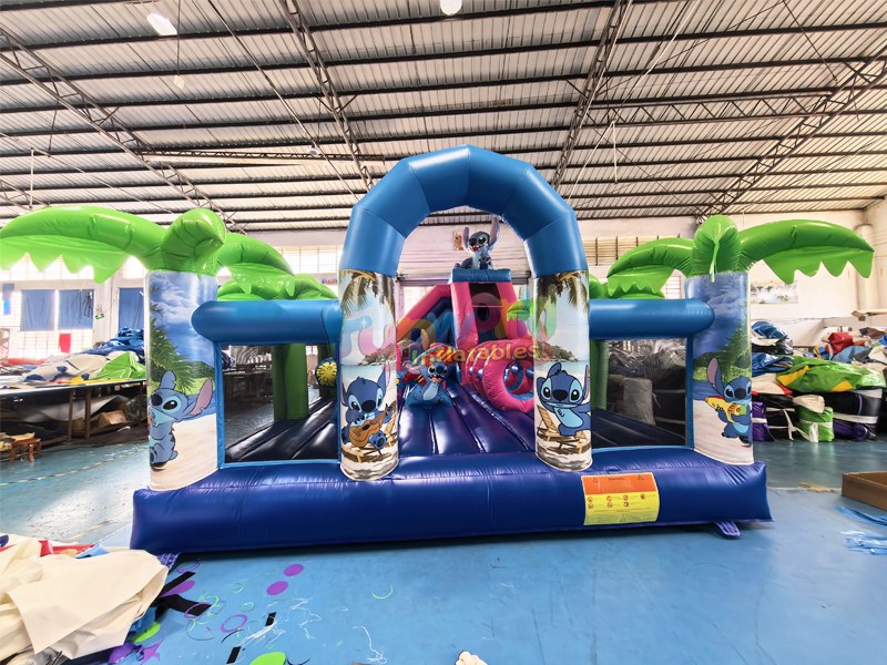 Castillo hinchable combinado Stitch: la atracción ideal para eventos infantiles.